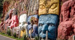 Ejecutivos en recorrido cultural durante viaje de negocios